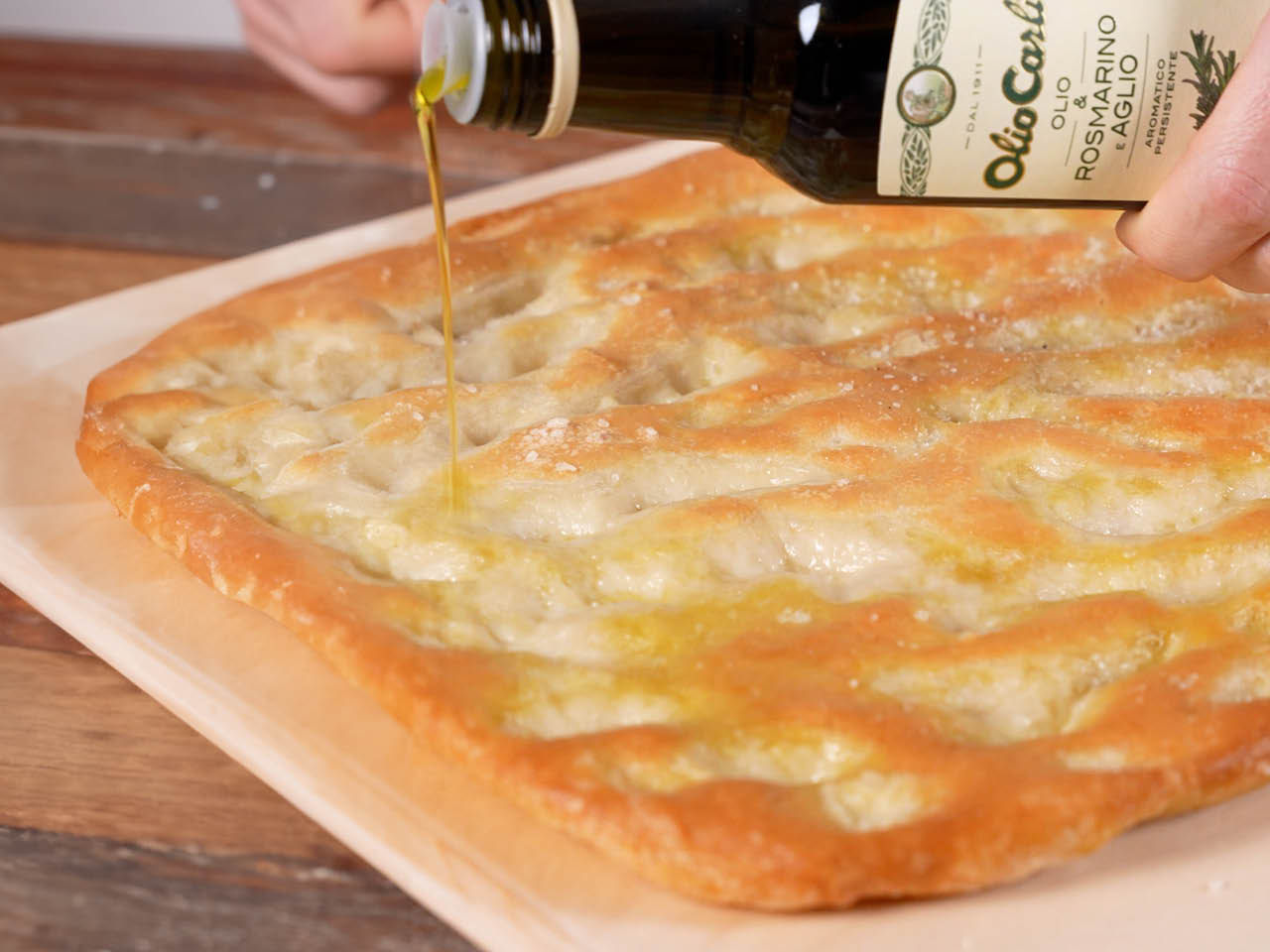 Focaccia fraîchement cuite avec Huile d'Olive