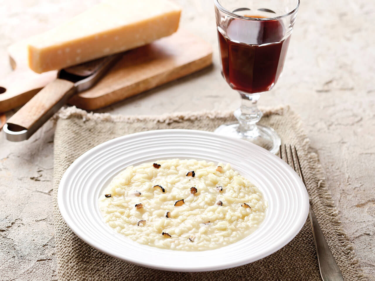 Risotto à la truffe avec l'huile 