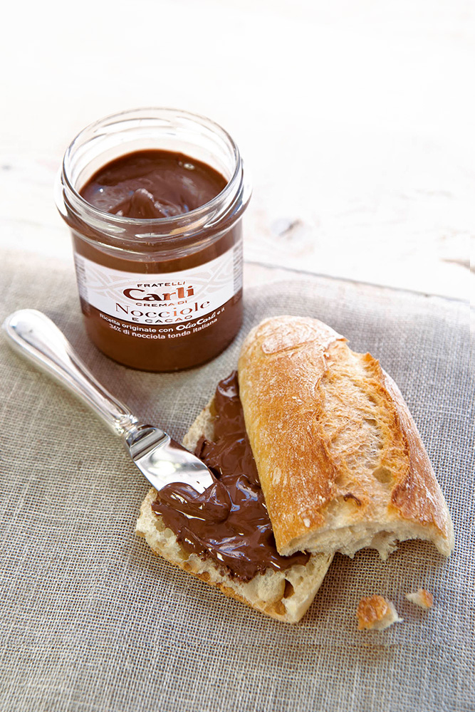 Pain avec creme aux noisettes et kakao