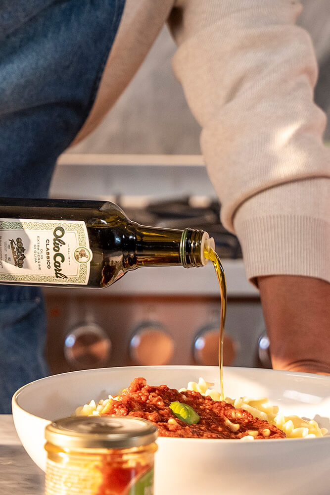 Olivenoel auf pasta mit tomatensauce