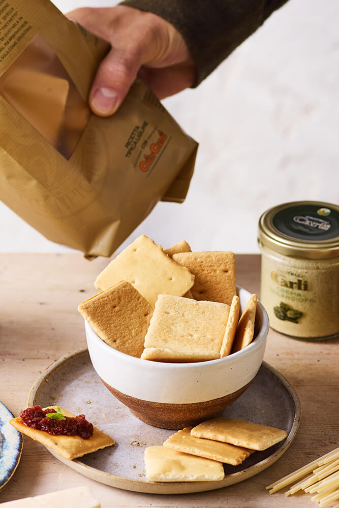 Morceau de focaccia avec une creme d'artichaux