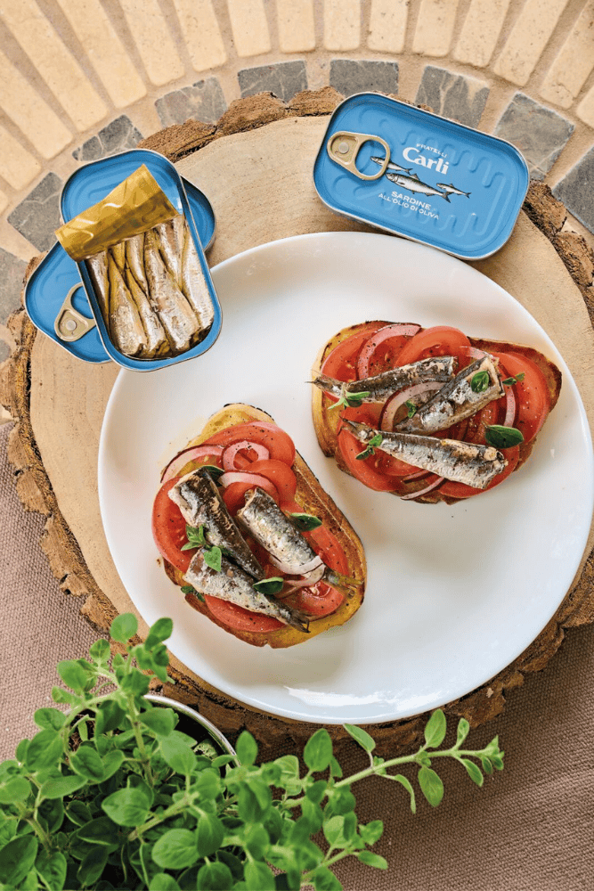 sardines sur une bruschetta avec tomates