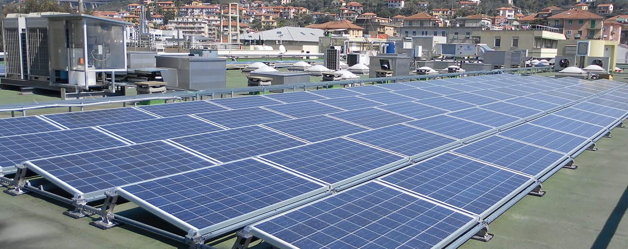 Panneaux solaires sur les toits du siège Fratelli Carli d’Imperia