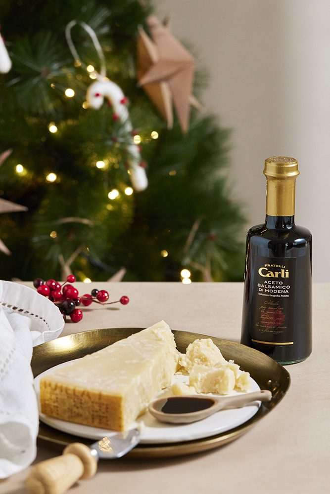 Fromage et vinaigre sur une table a Noel