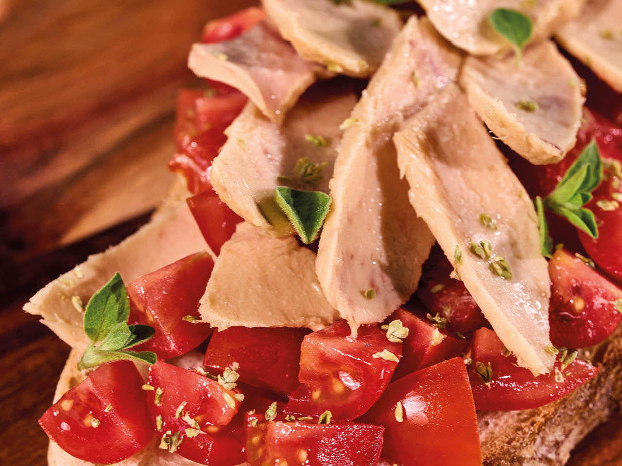 Bruschetta avec tomates et filets de thon