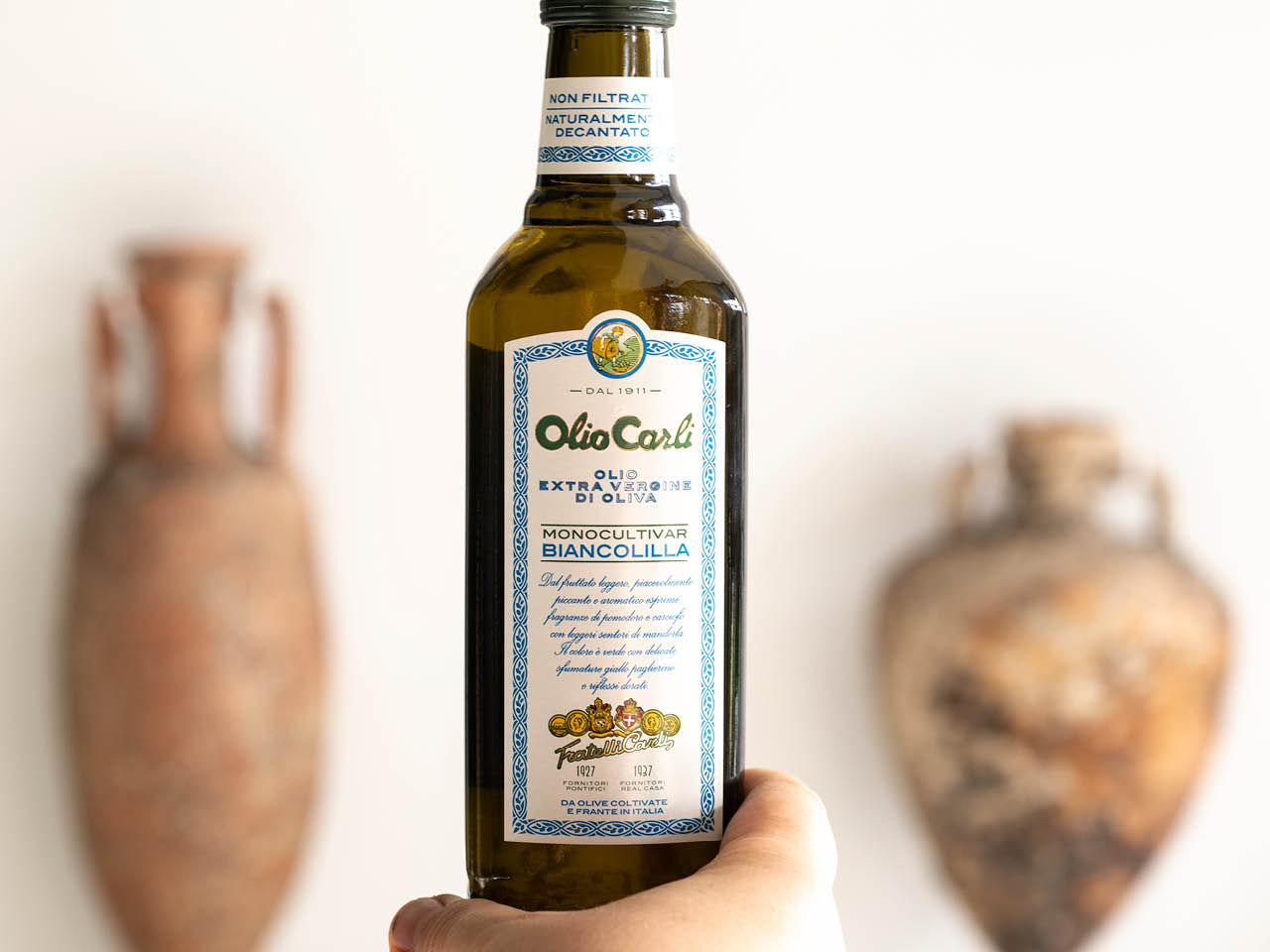 Bouteille de Huile d'Olive Monocultivar Biancolilla dans une main