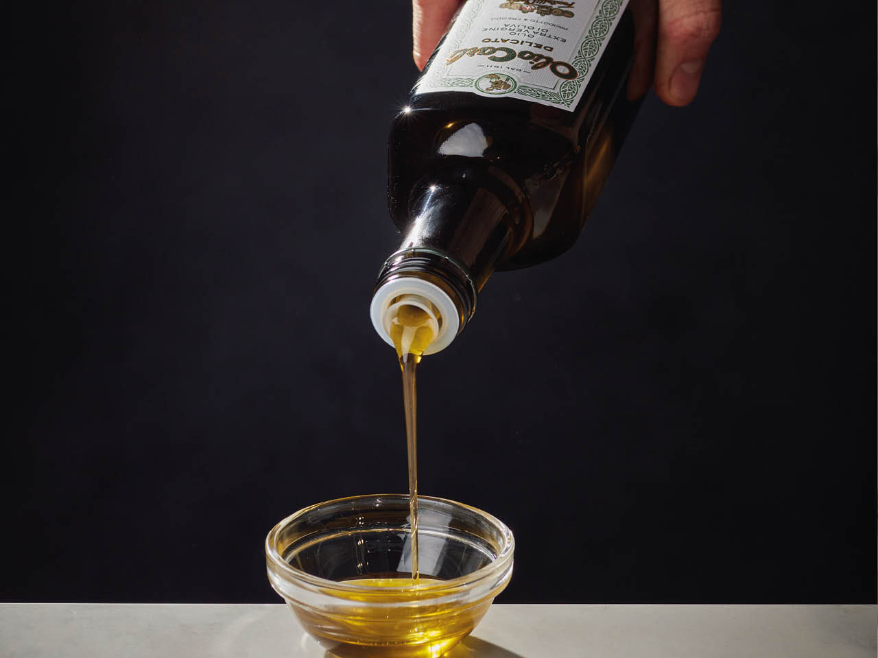 Huile d’olive versée dans un bol