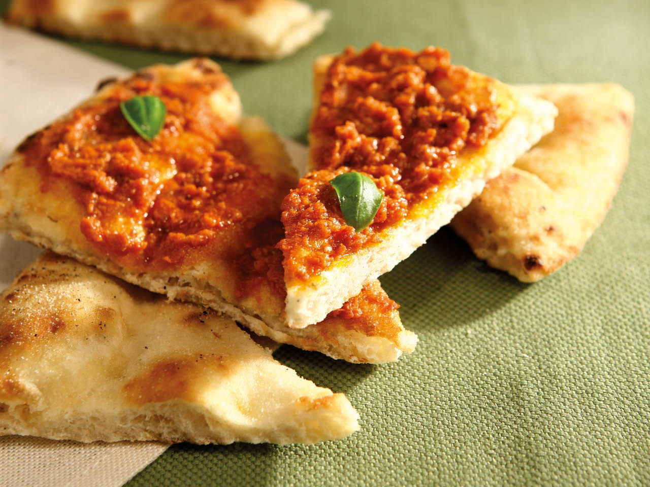 Morceaux de pizza avec Basilic