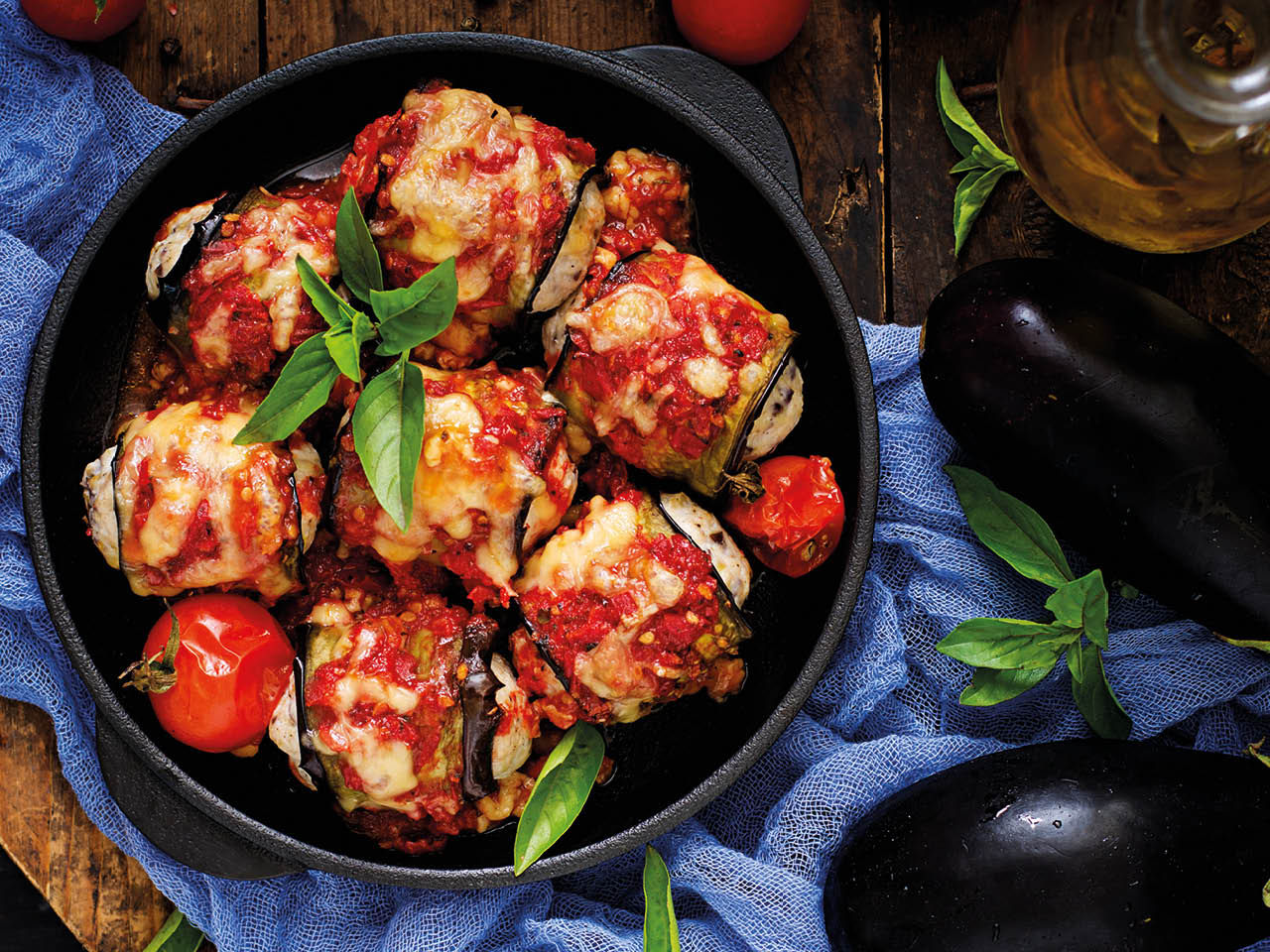 Roulés d’aubergines au fromage, à la sauce tomate et aux tomates cerises à la poêle