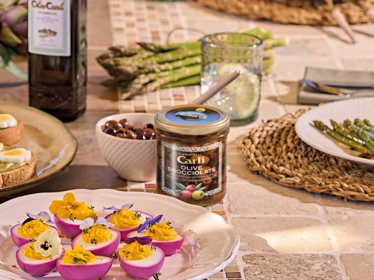 Table dressée avec des Olives Dénoyautées et des œufs farcis