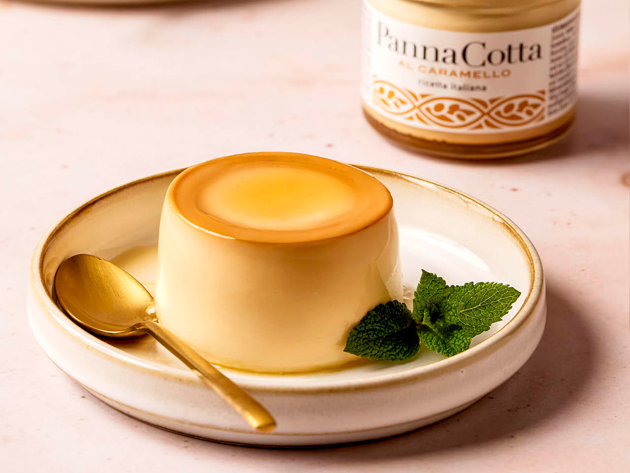 Panna cotta au caramel dans un plat