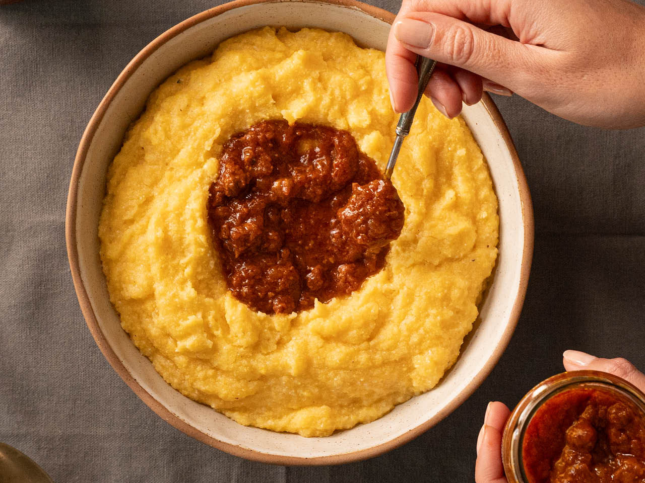 plat de polenta recouvert de sauce bolognaise