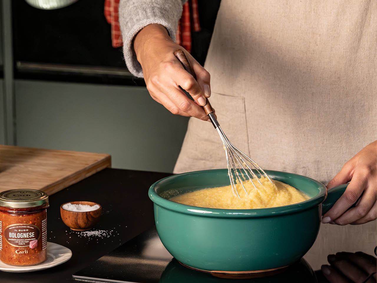 préparation de la polenta de maïs dans un bol