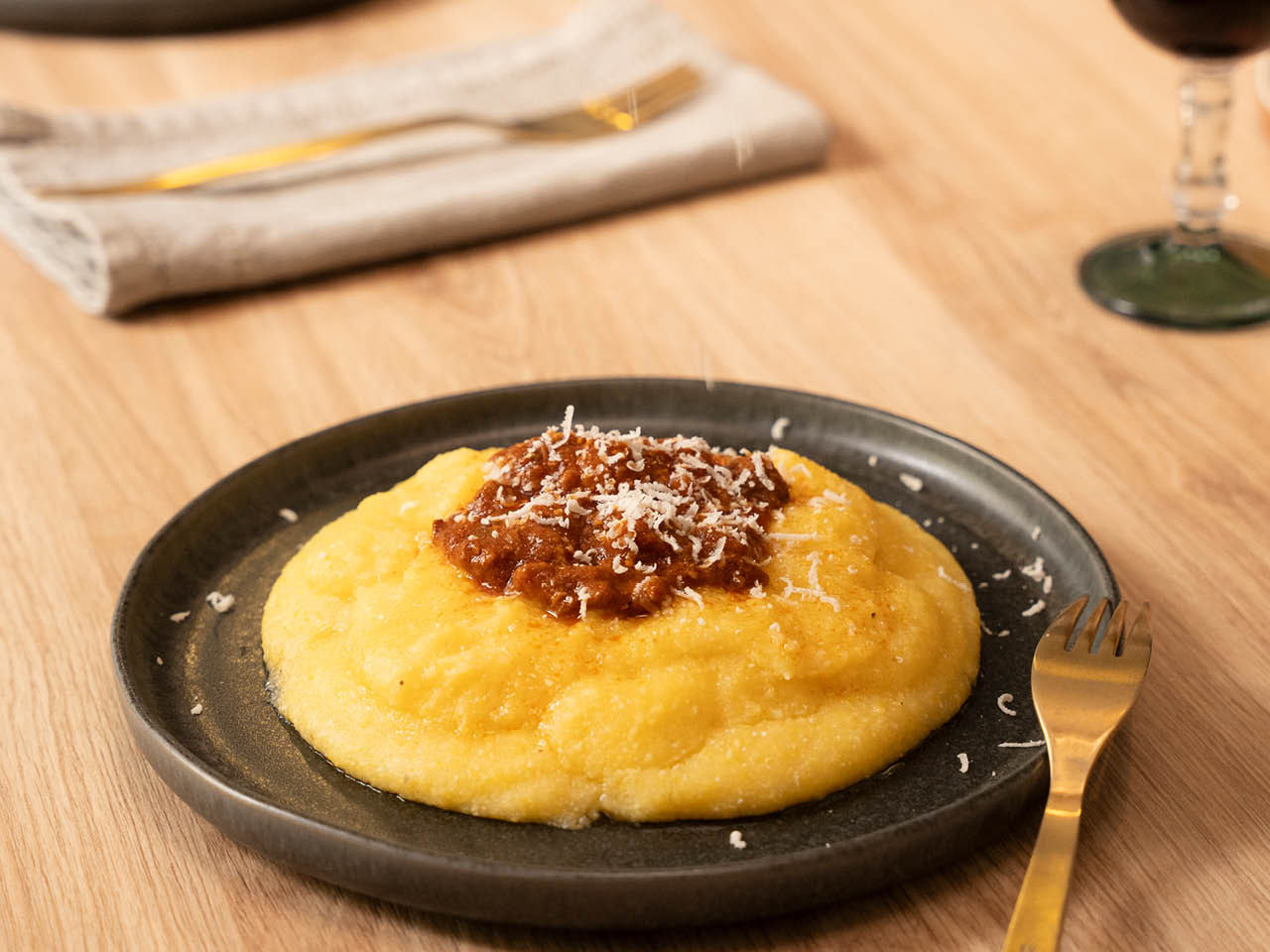 plat de polenta recouvert de sauce bolognaise