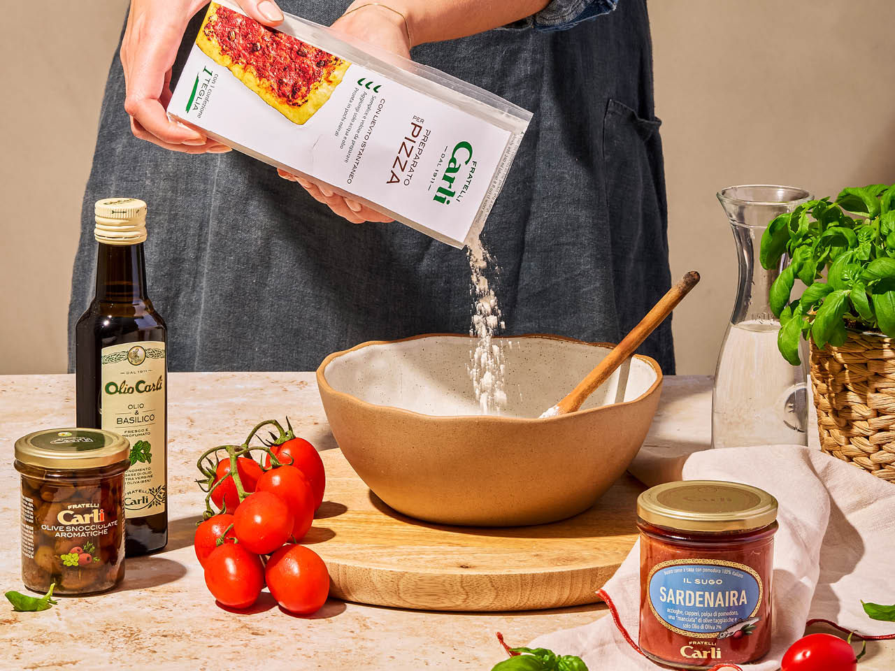 Jeune femme qui utilise la préparation pour pizza de Fratelli Carli