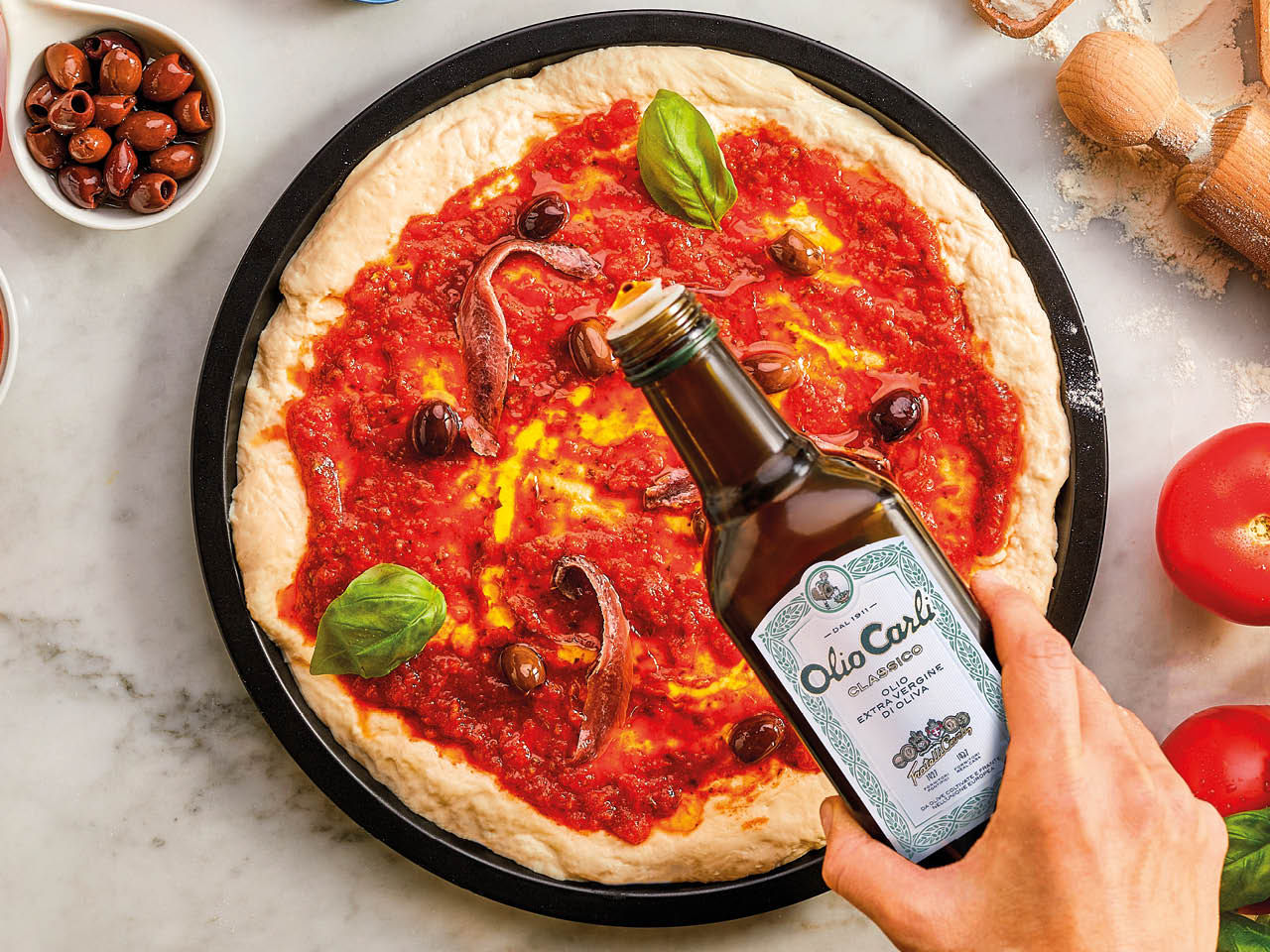 Pizza fraîchement cuite vue d'en haut