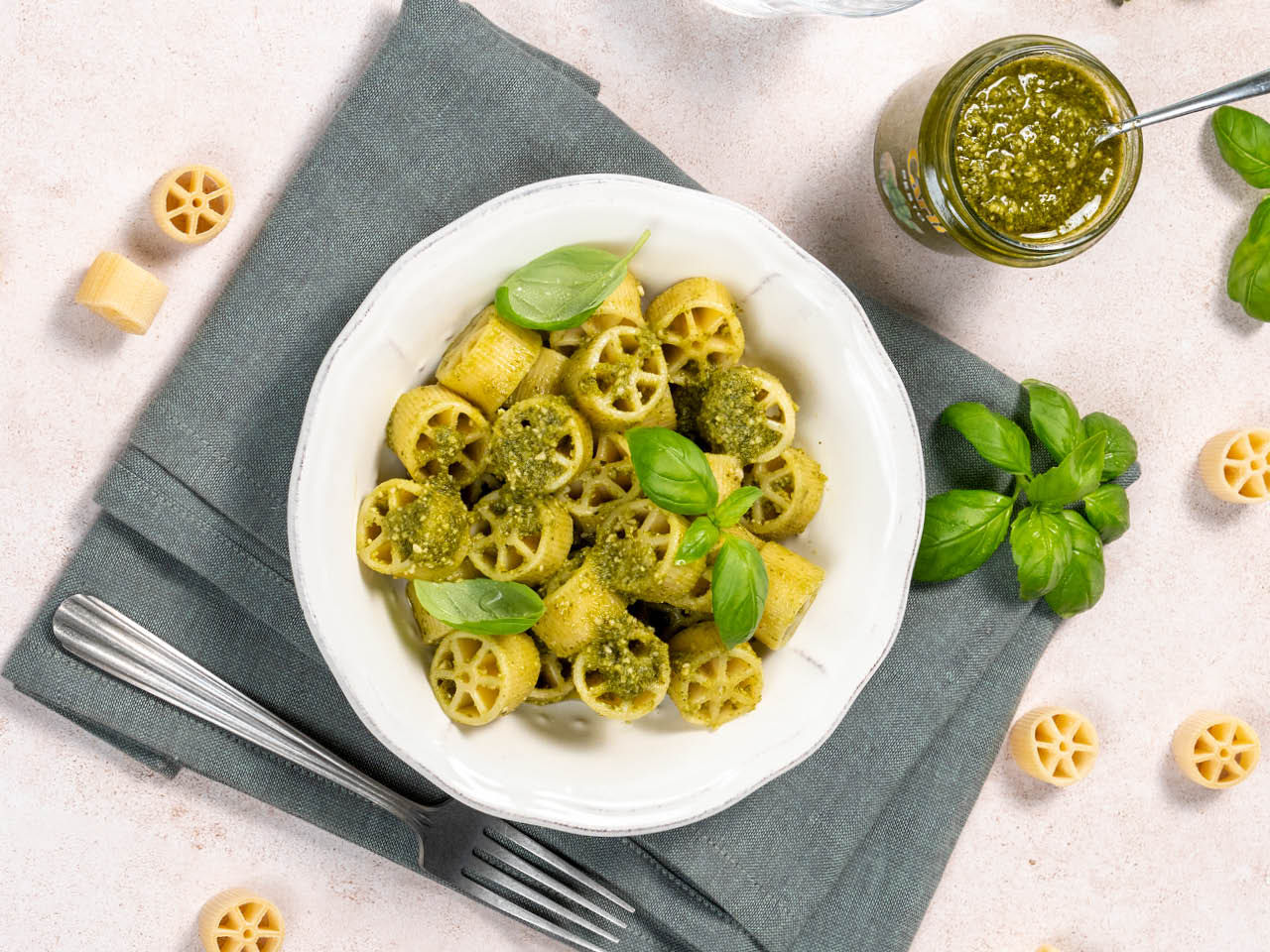 Pâtes Ruote avec pesto sur une assiette blanche