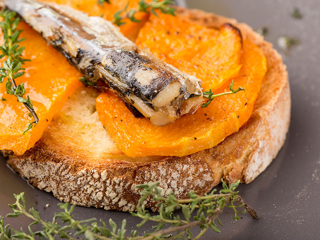 Tartelette aux poivrons grillés et aux sardines