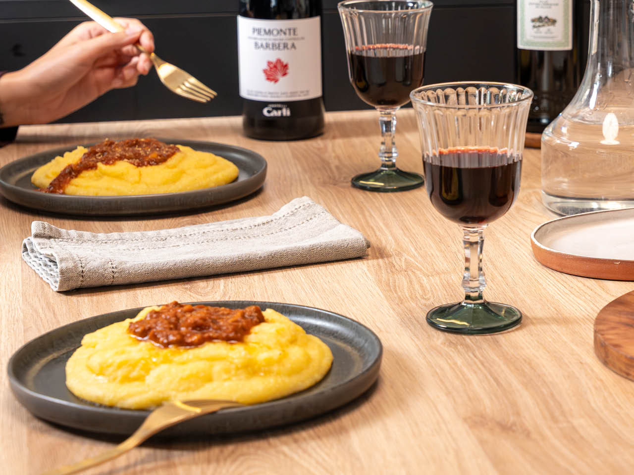 Deux assiettes avec polenta et sauce bolognaise