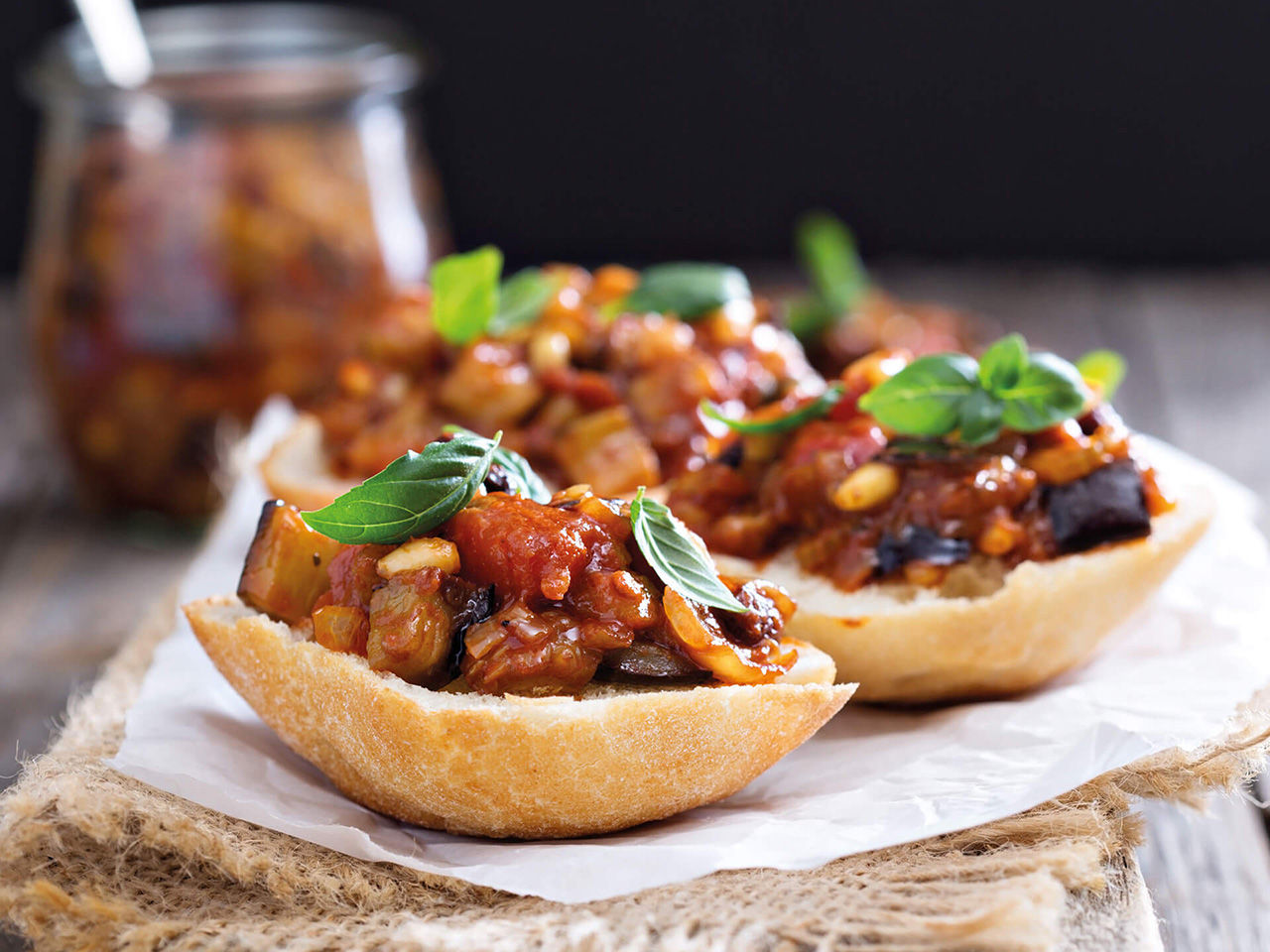 Canapés à la sauce aux aubergines