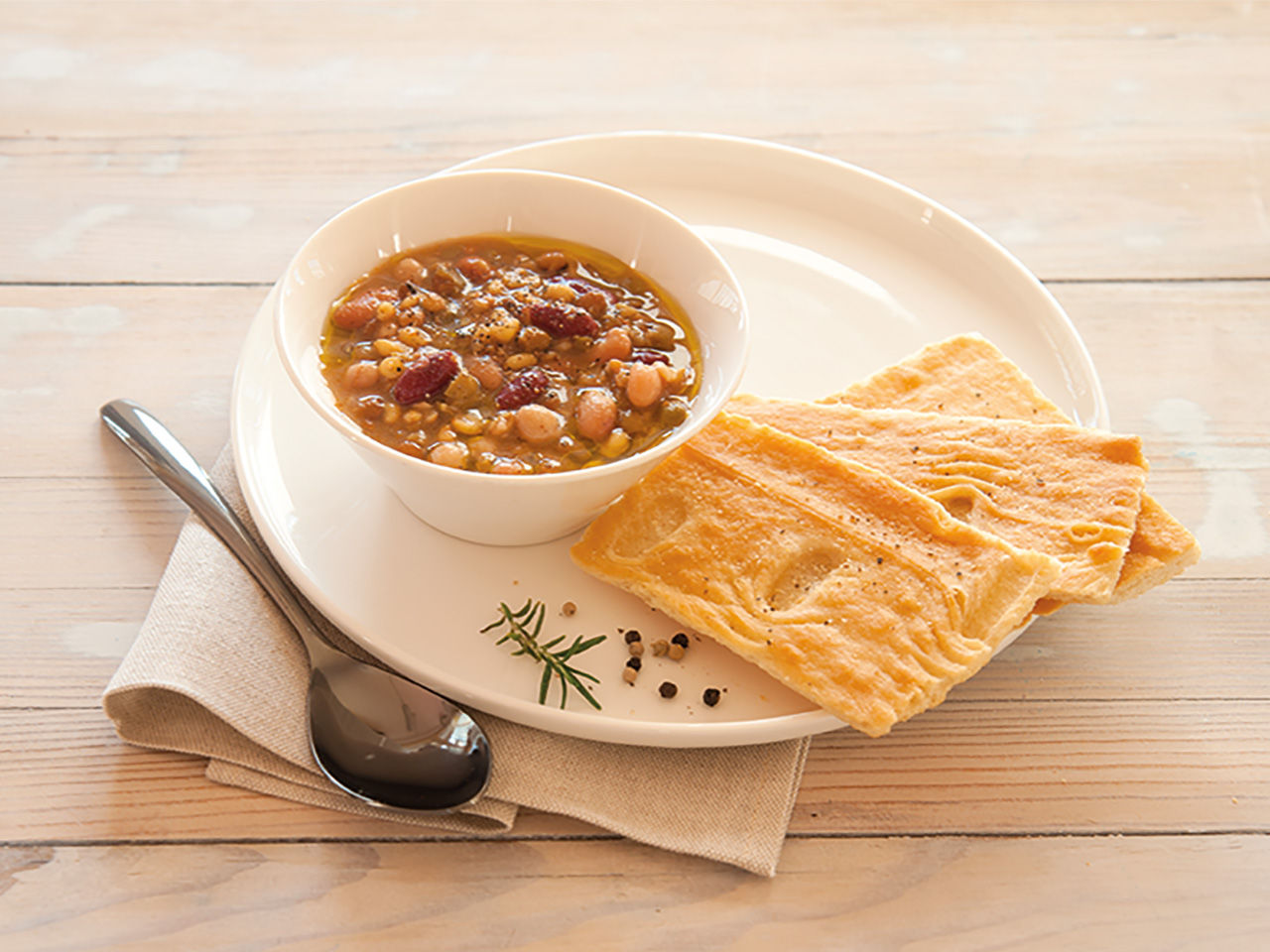 Soupe accompagnée de focaccia