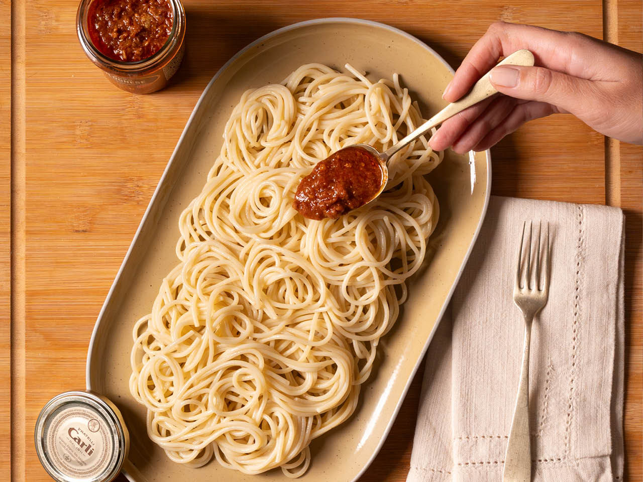 plat de spaghettis auquel on ajoute la sauce bolognaise