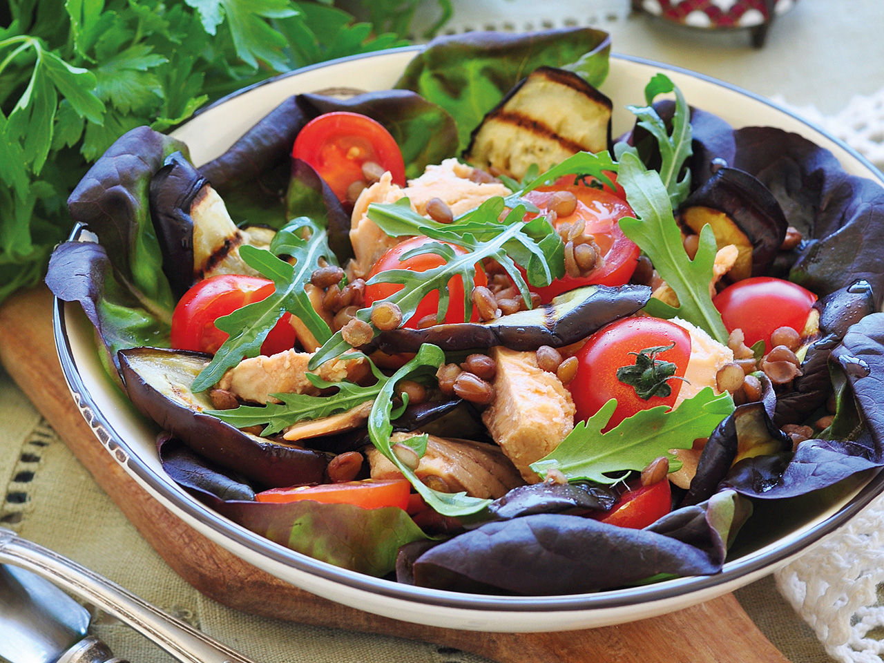  Salade avec tranches de thon et tomates