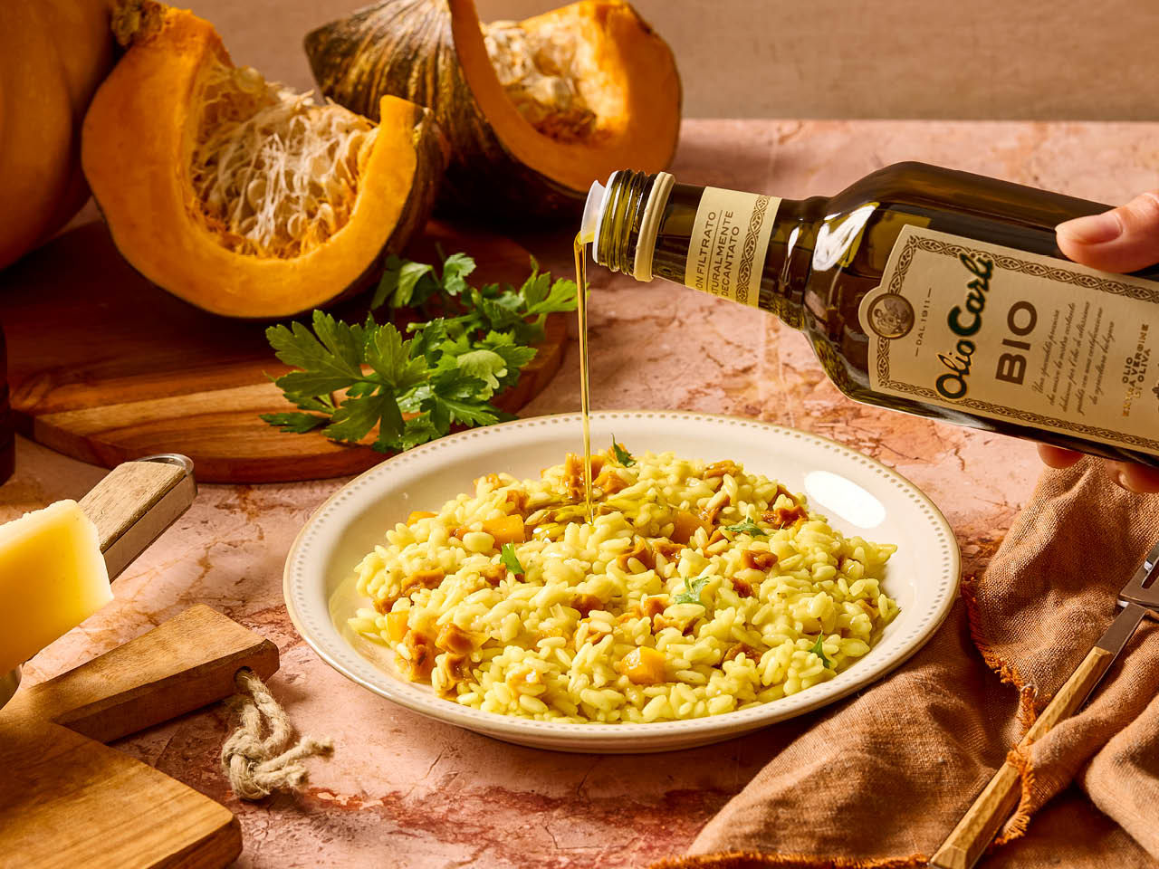 Un filet d’Huile versé dans un bol