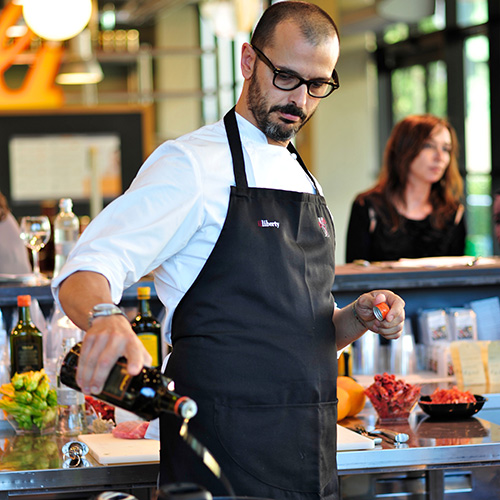 Cours de cuisine à l’Emporio Fratelli Carli d’Imperia, chef en action